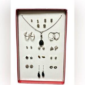 105. Fashion earring set with one chain & charm.